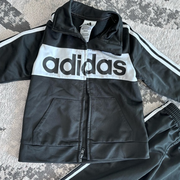18 M baby matching adidas set - Picture 2 of 4